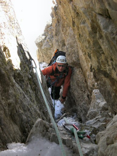 Rochers de Cornus (57).jpg - Etroite cette chemine...